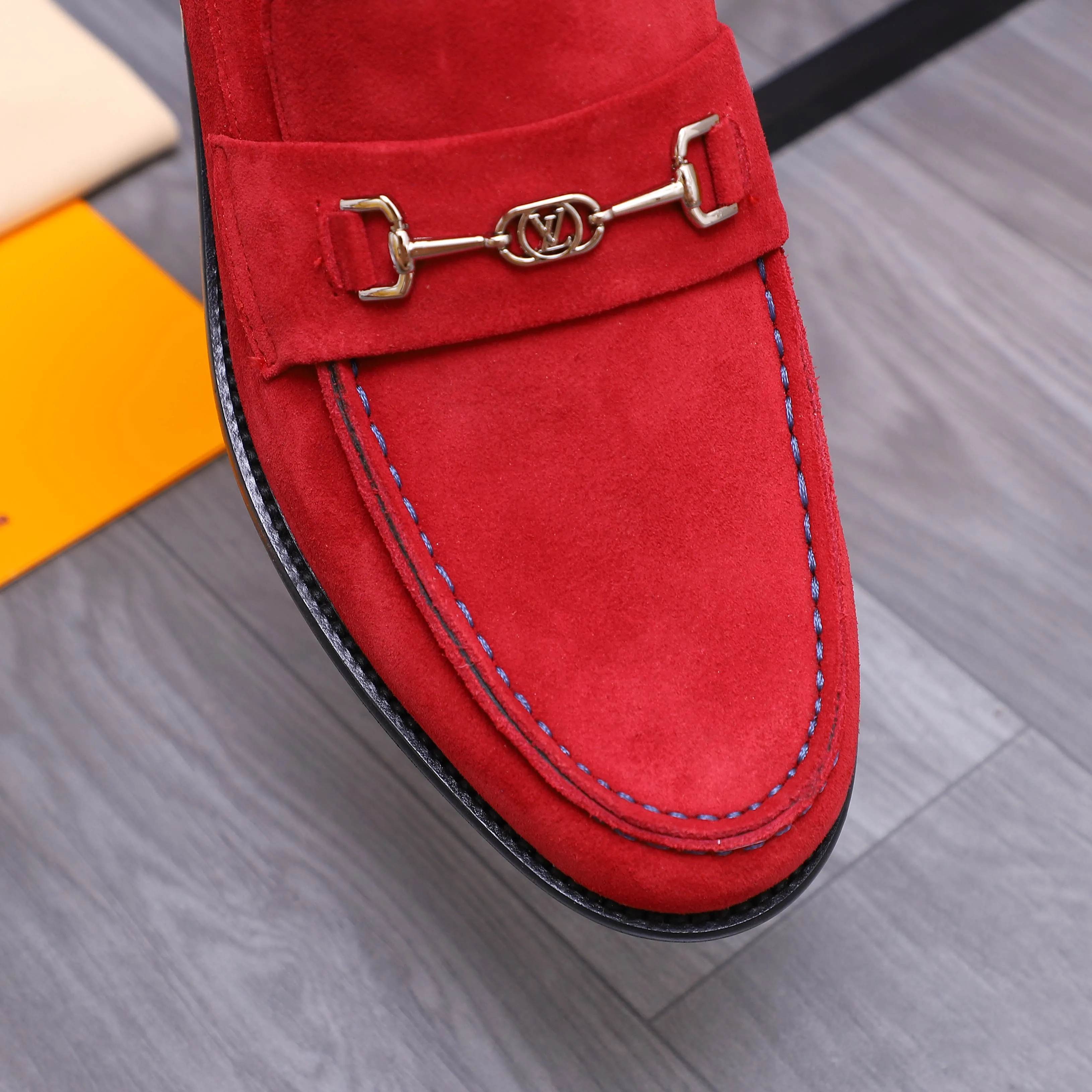 Men's shoes 💰660 Product trademark: LV [Louis Vuitton] business casual slip-on leather shoes, regular size. Size: 39-44 (38.45 custom-made, non-refundable) Product materials: Selected frosted cowhide upper, cowhide lining, original outsole